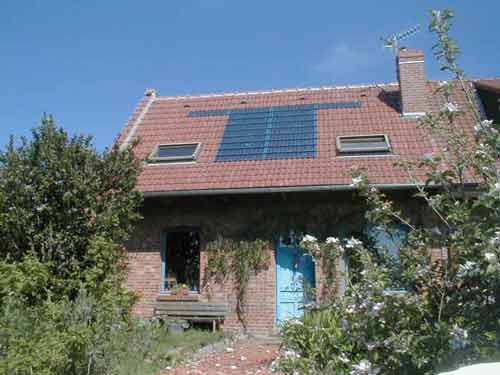 la petite maison photovoltaique dans le prairie