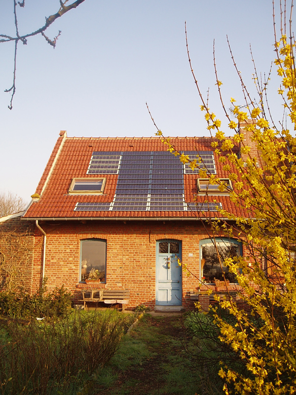 la petite maison photovoltaique dans la prairie