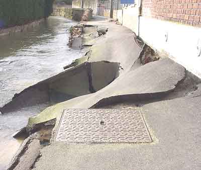 inondation_blendecquestrottoirondulé05032002.jpg (13557 octets)